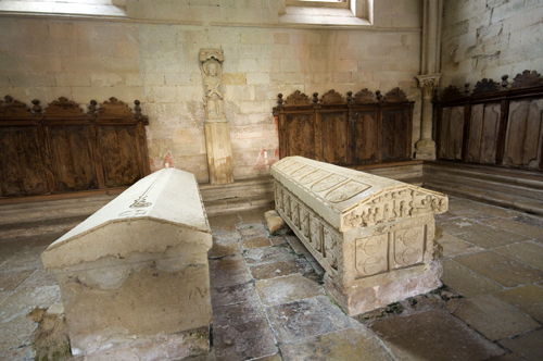 Tumbas de Mencía y María en la sala capitular de San Andrés del Arroyo